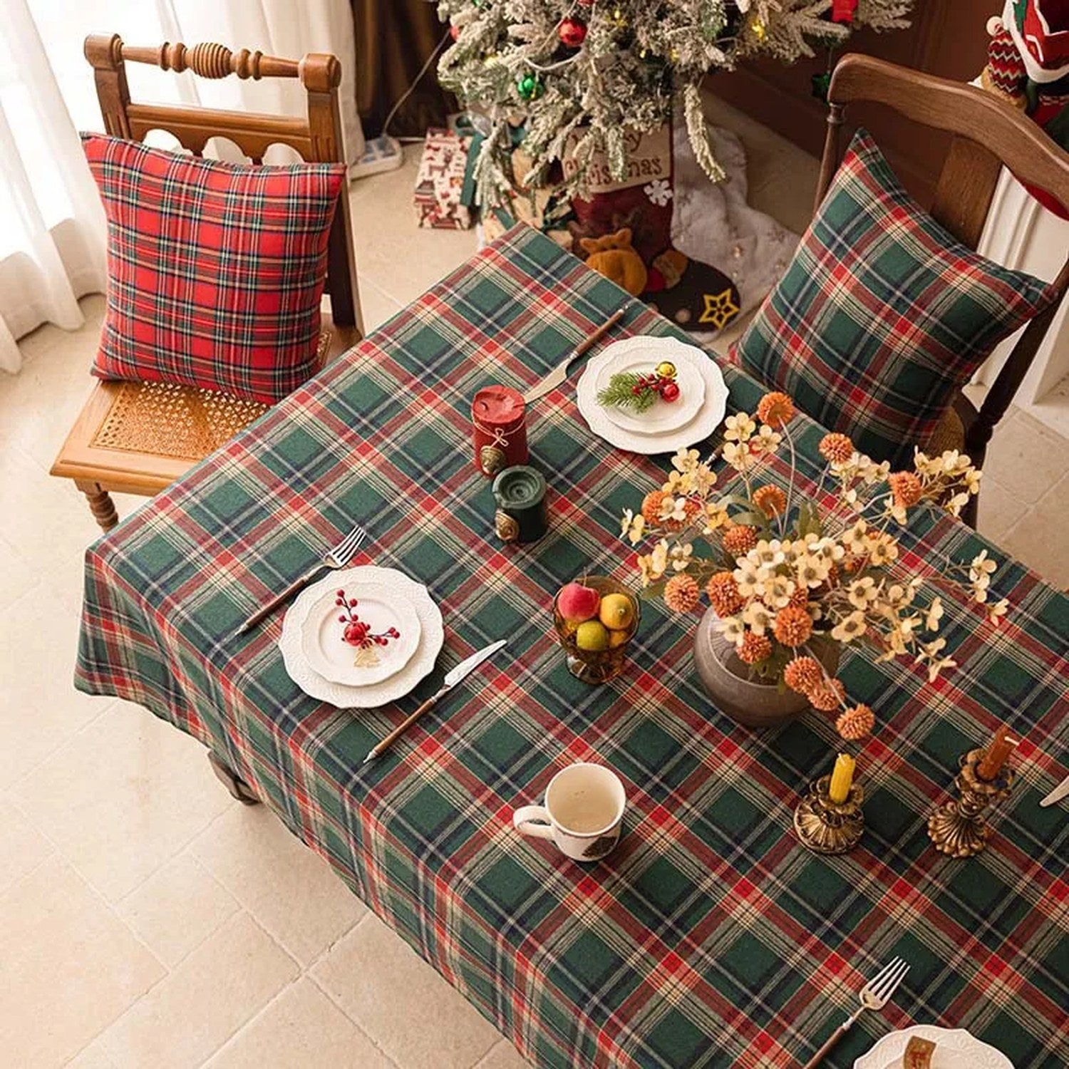 Nappe de Noël à carreaux tartan verte installée sur une table de salle à manger