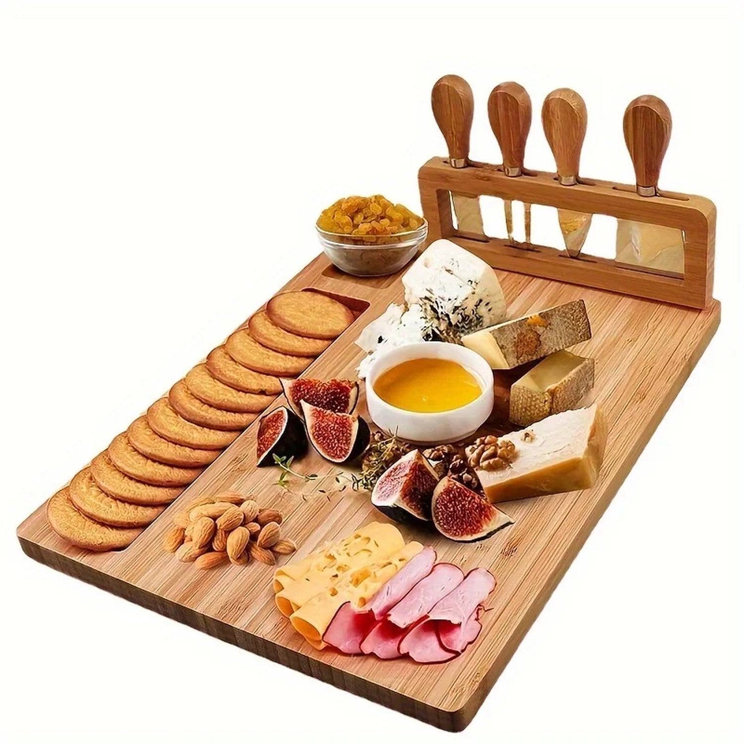 Plateau à fromage en bambou vu du dessus garni de fromages charcuterie et fruits