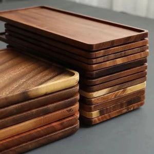 Plateaux en bois de noyer empilés montrant les veinages naturels