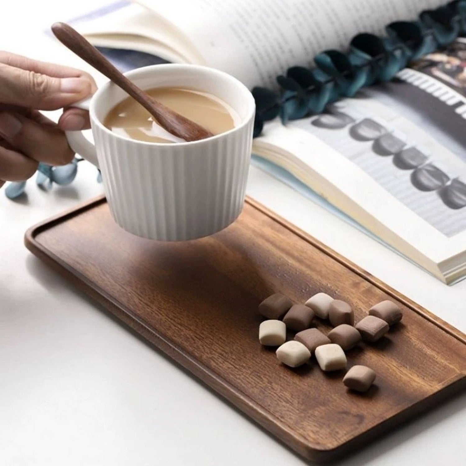 Plateau en bois de noyer servant une tasse de café et des douceurs