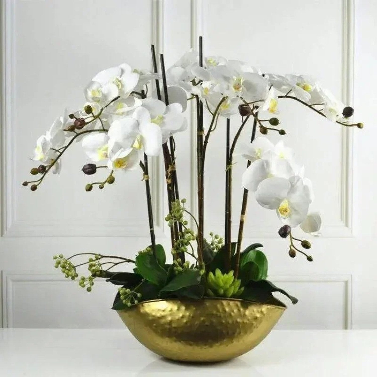 Coupe dorée garnie d une composition d orchidées blanches