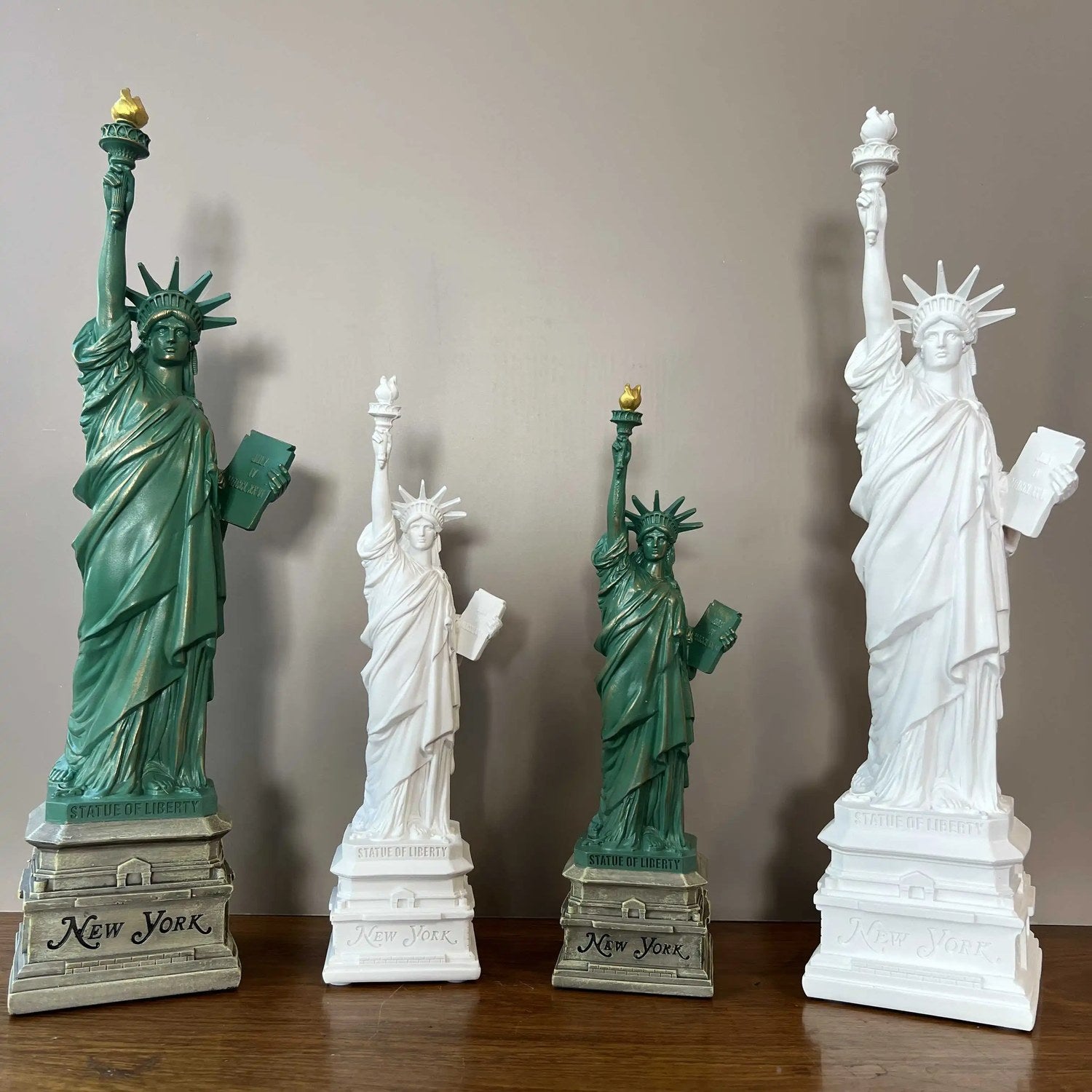 Statue de la Liberté en quatre tailles coloris vert et blanc côte à côte