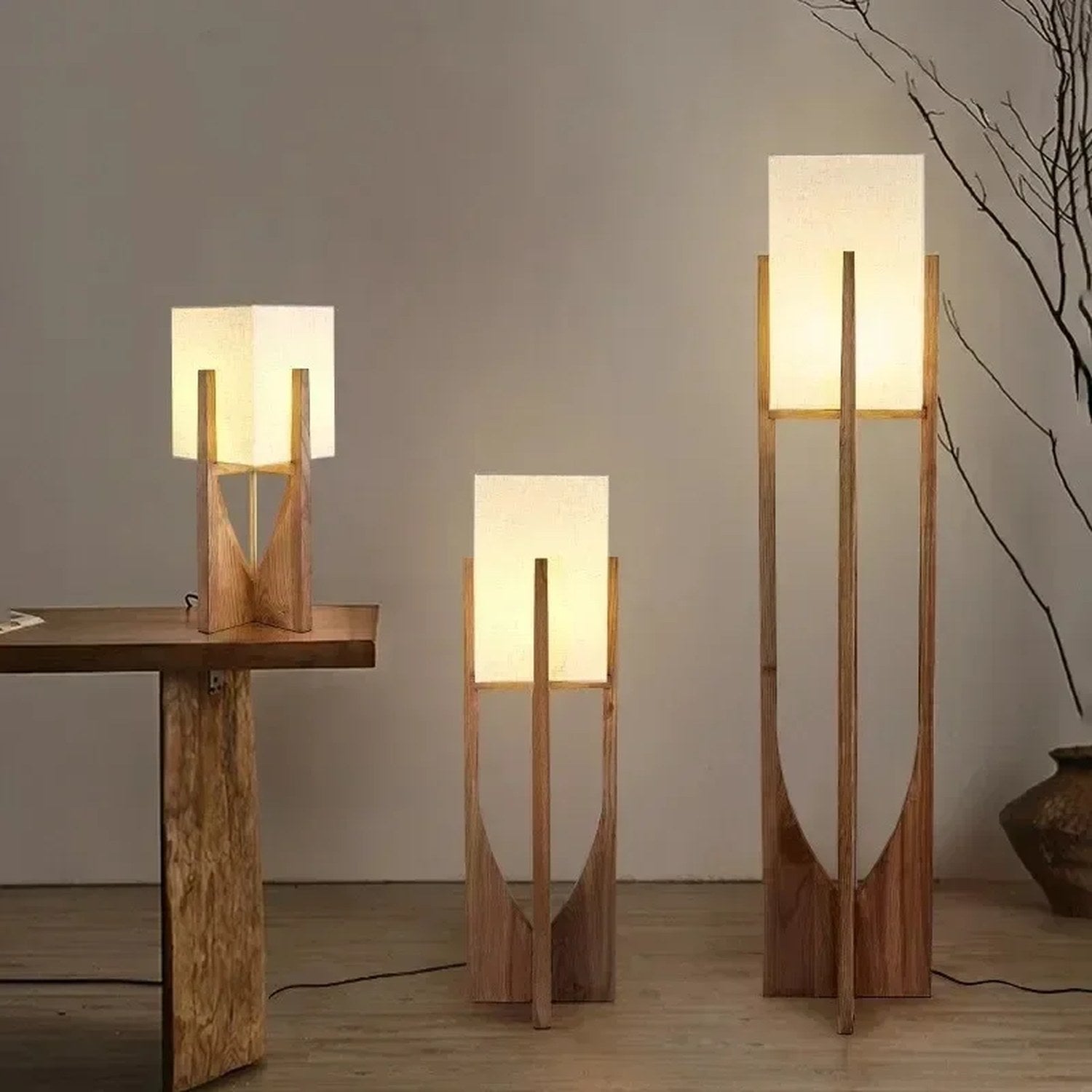 Trois tailles de lampadaire japonais en bois présentées côte à côte