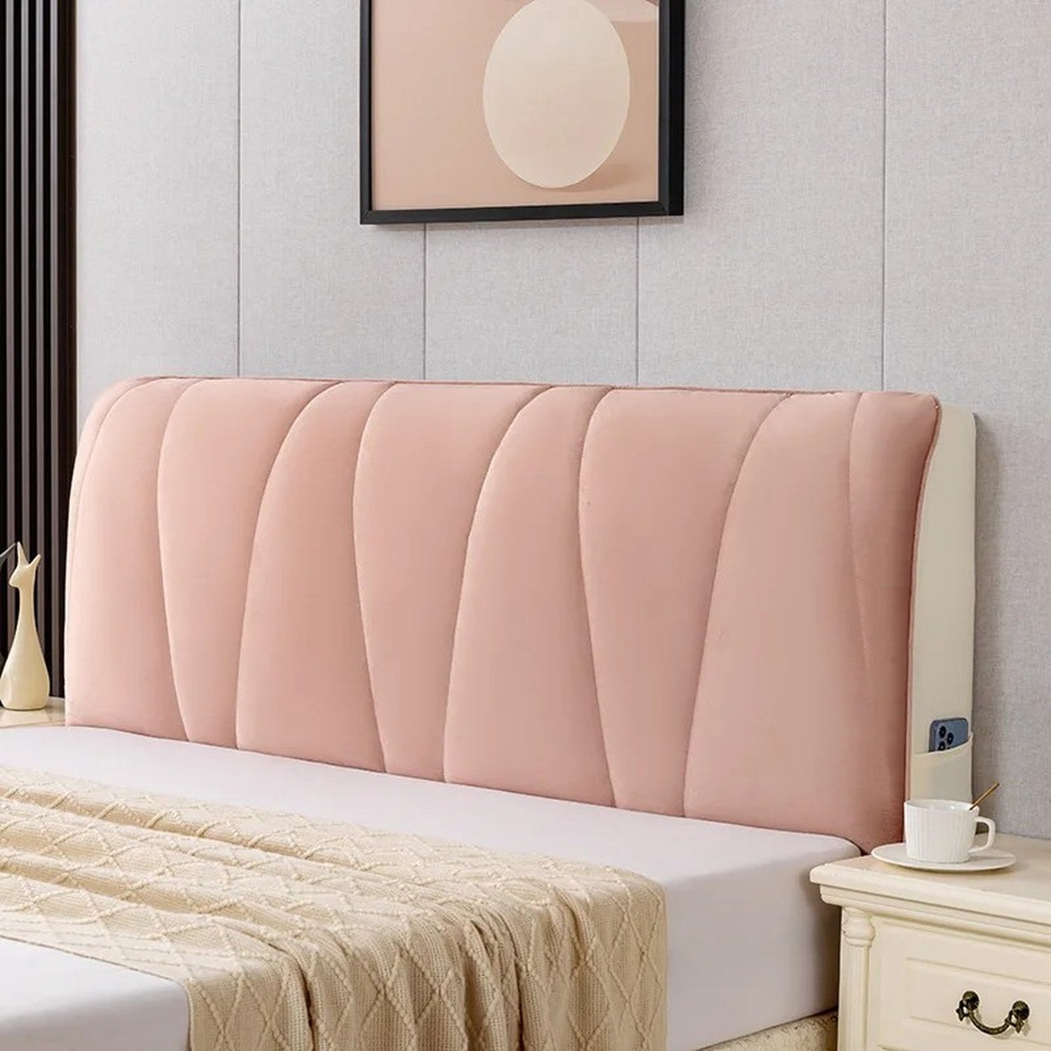 Housse de tête de lit rose capitonnée dans une chambre au style moderne épuré
