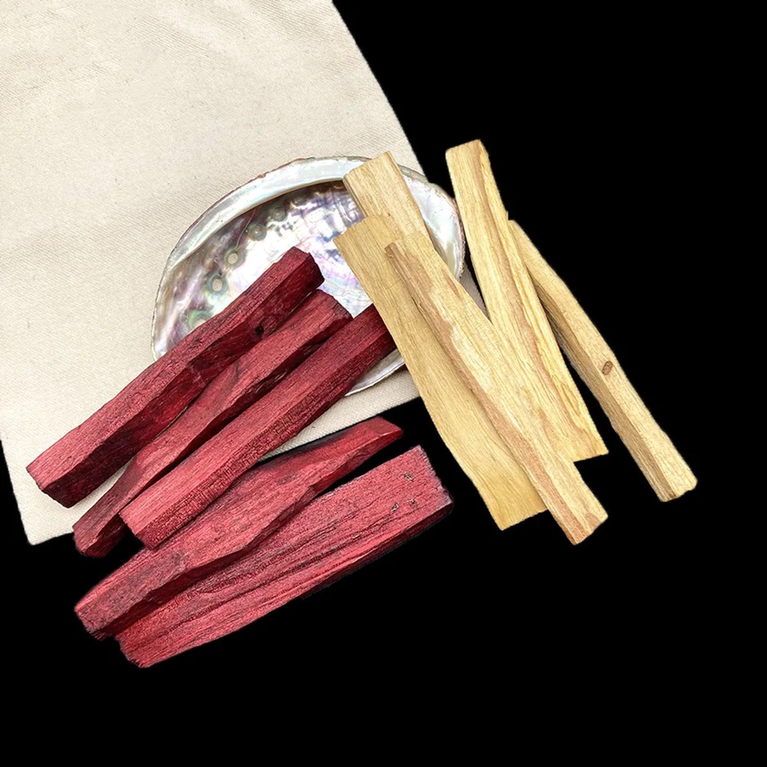 Bâtonnets de Palo Santo et de sang de dragon disposés dans un coquillage en nacre
