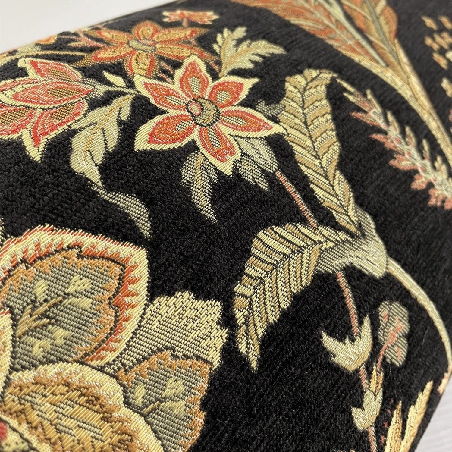 Gros plan de la texture chenille tissee du motif floral