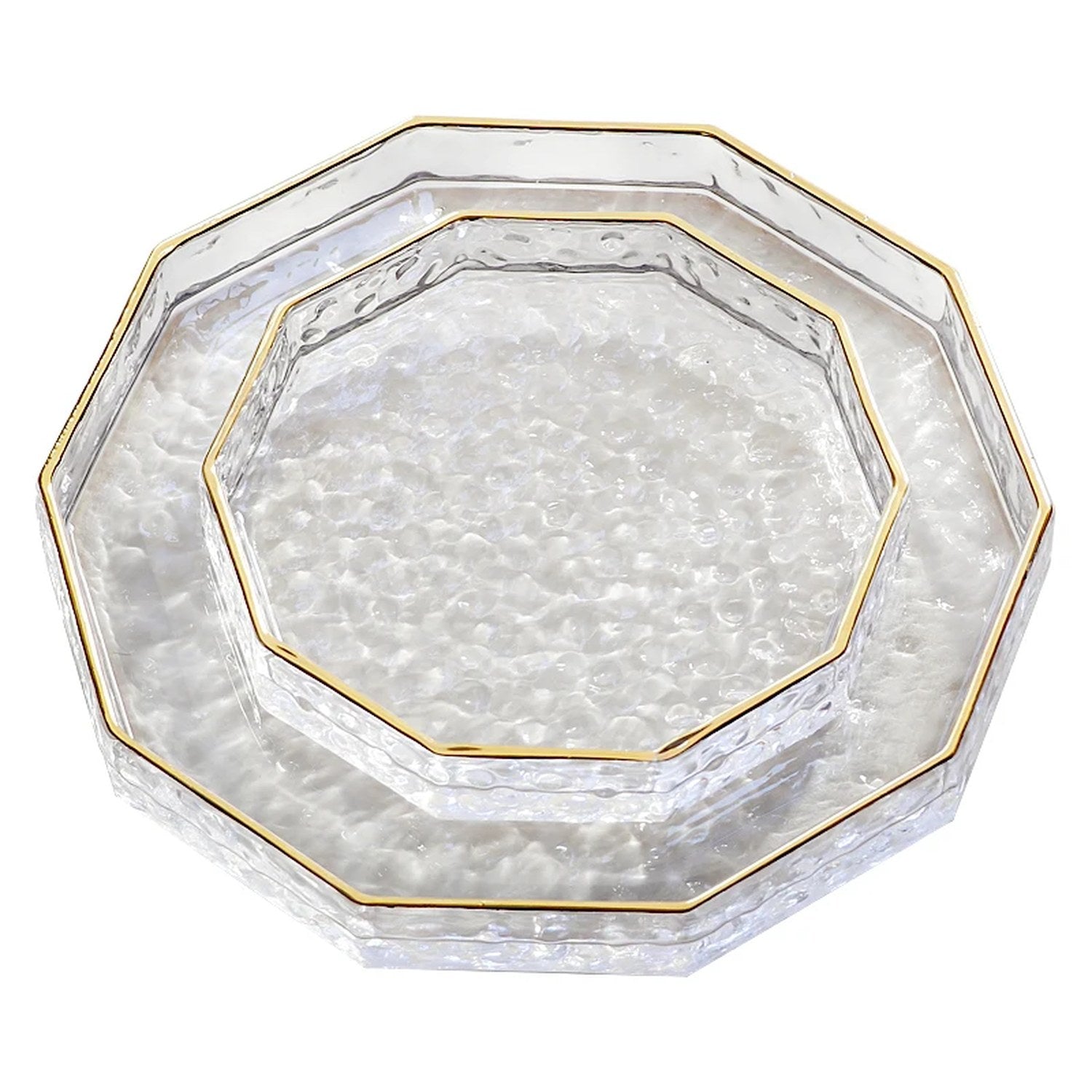 Deux plateaux en verre à facettes au bord doré vus de dessus