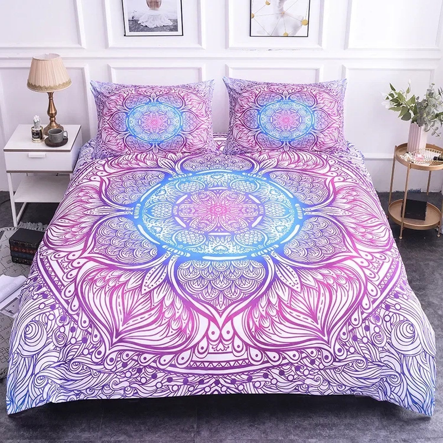 Parure de lit mandala dégradé violet posée sur un lit vue complète