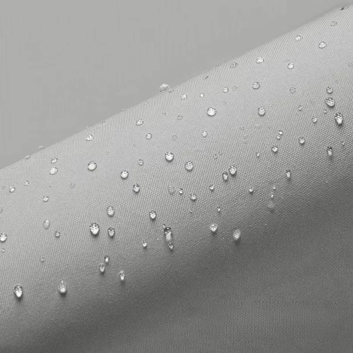 Gros plan sur le tissu gris imperméable avec gouttes d'eau
