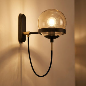 Applique murale modèle Ambre Noir, boule de verre ambrée et structure noire