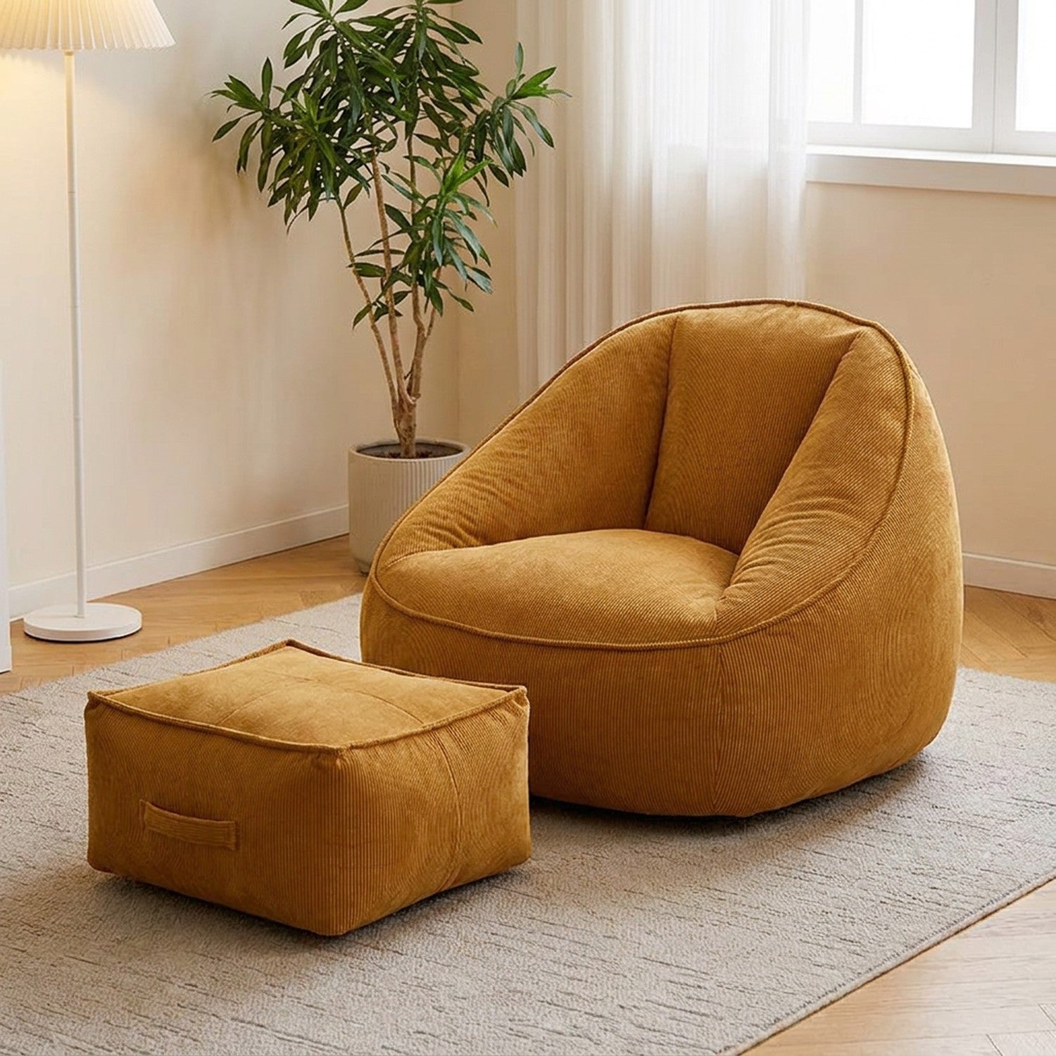 Fauteuil pouf en velours côtelé ambre avec repose-pieds assorti dans un salon chaleureux