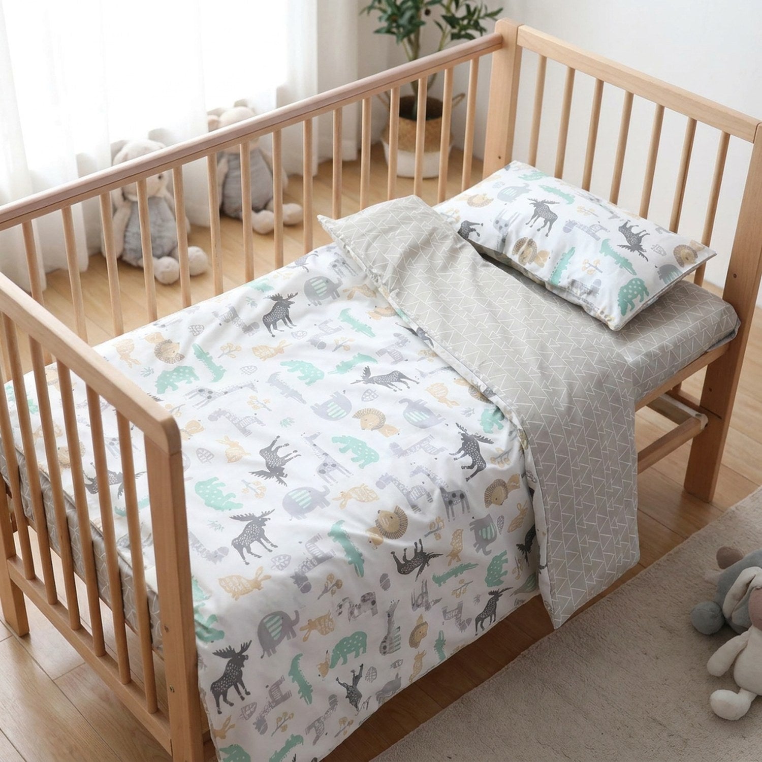Parure de lit bébé motif Animaux dans un berceau