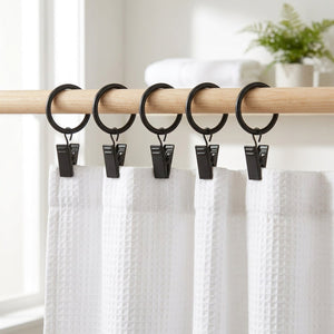 Anneaux à rideau à clips noirs sur tringle en bois avec rideau de douche blanc gaufré