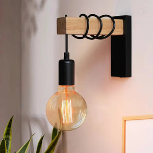 Applique murale en bois et métal avec ampoule globe ambrée allumée