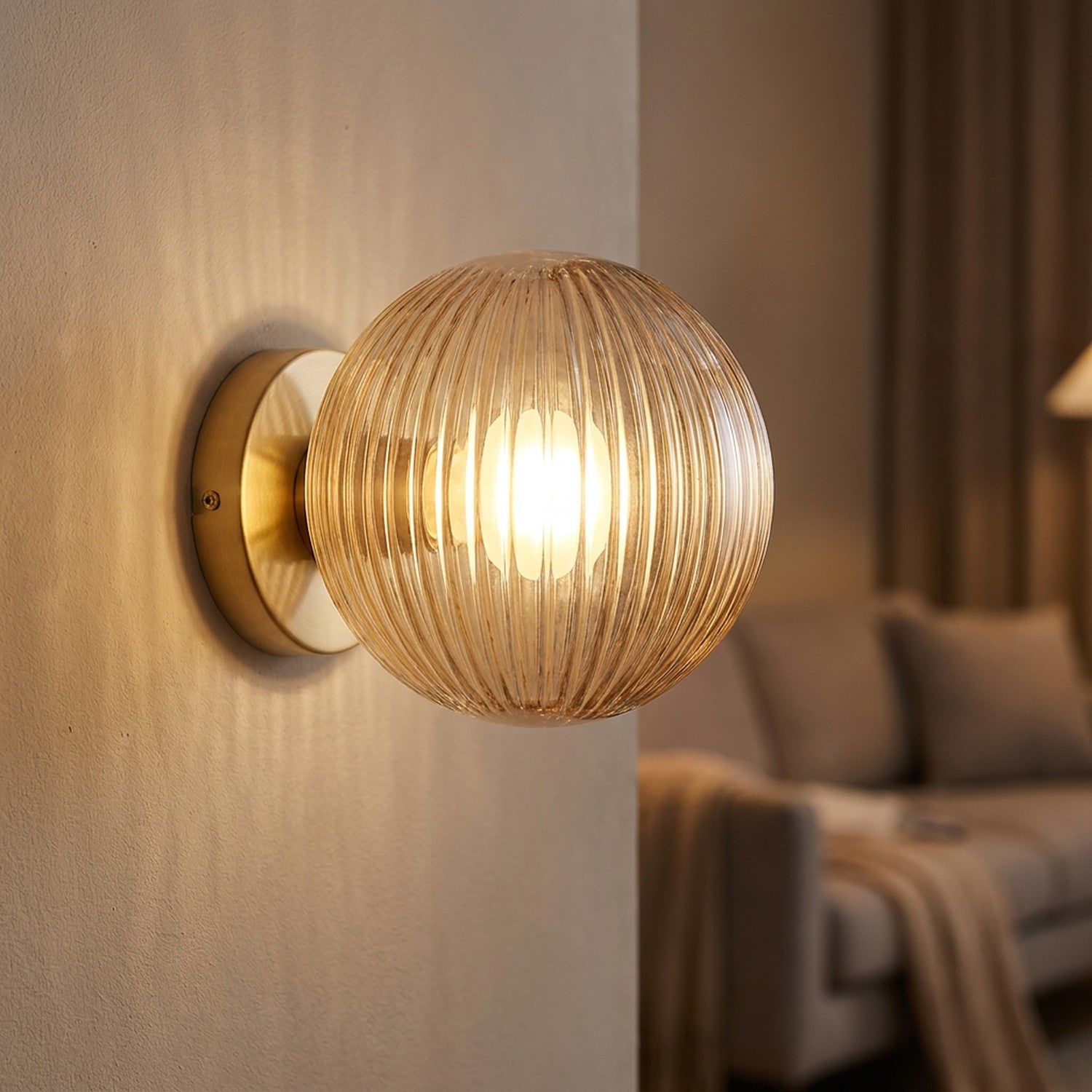 Applique murale boule de verre ambre rainuré au socle doré