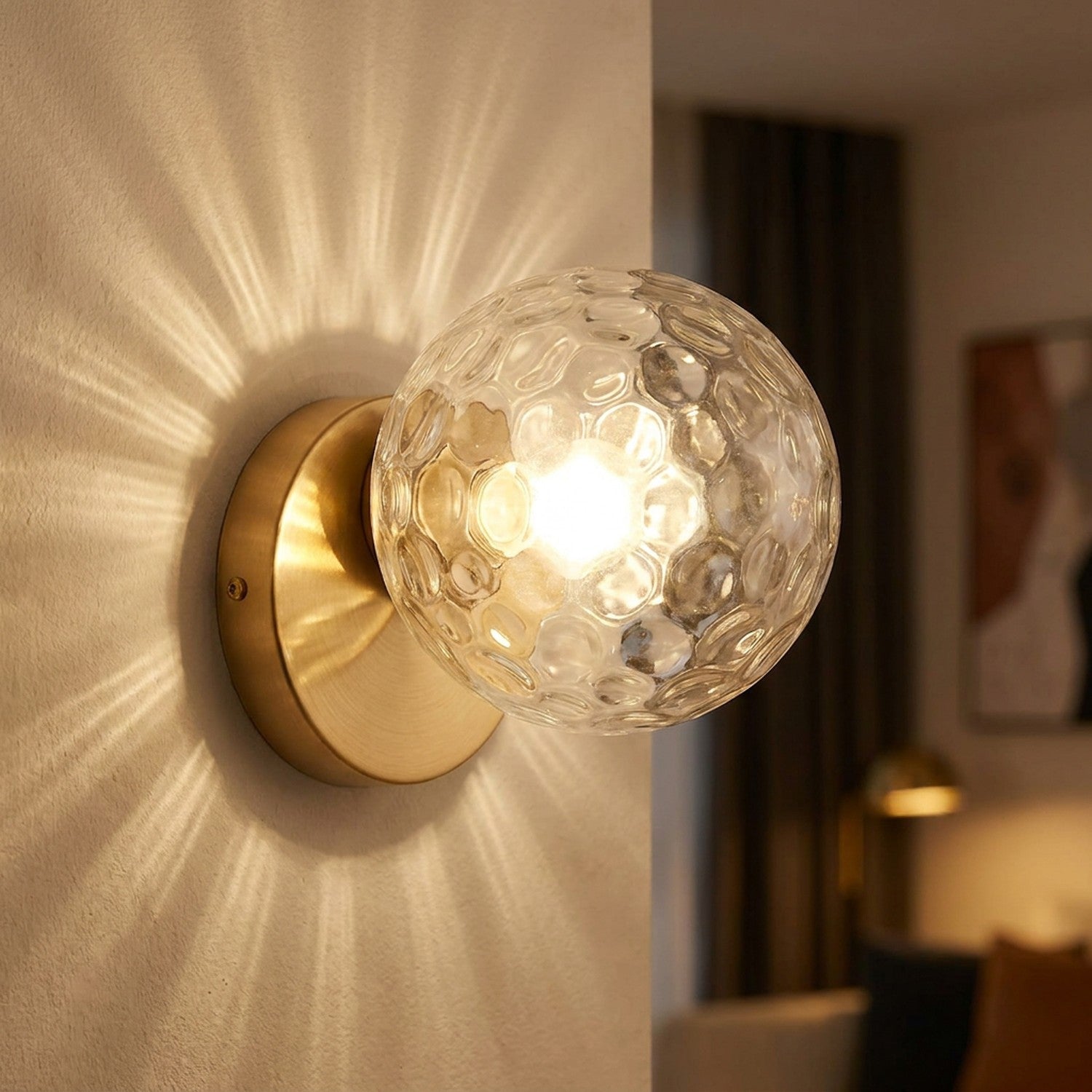 Applique murale boule de verre transparent bosselé au socle doré