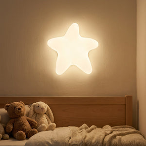 Applique murale étoile allumée au-dessus d'un lit enfant avec peluches