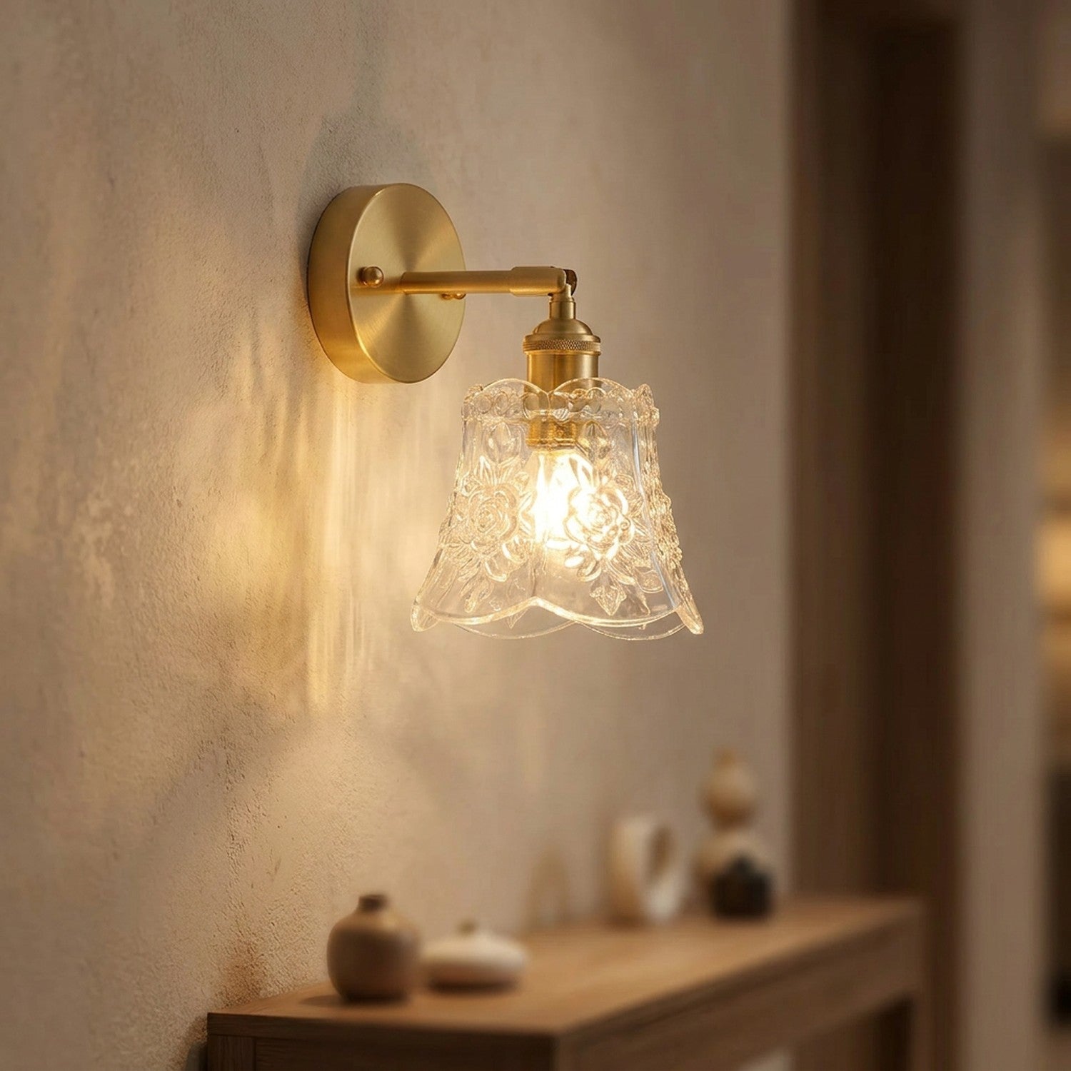 Applique murale fleur en verre dans un couloir à la lumière dorée