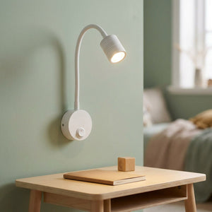 Applique murale blanche au dessus d'un bureau d'enfant avec cahier et cube en bois