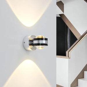 Détail de l'applique murale LED ronde vue de profil sur un mur blanc