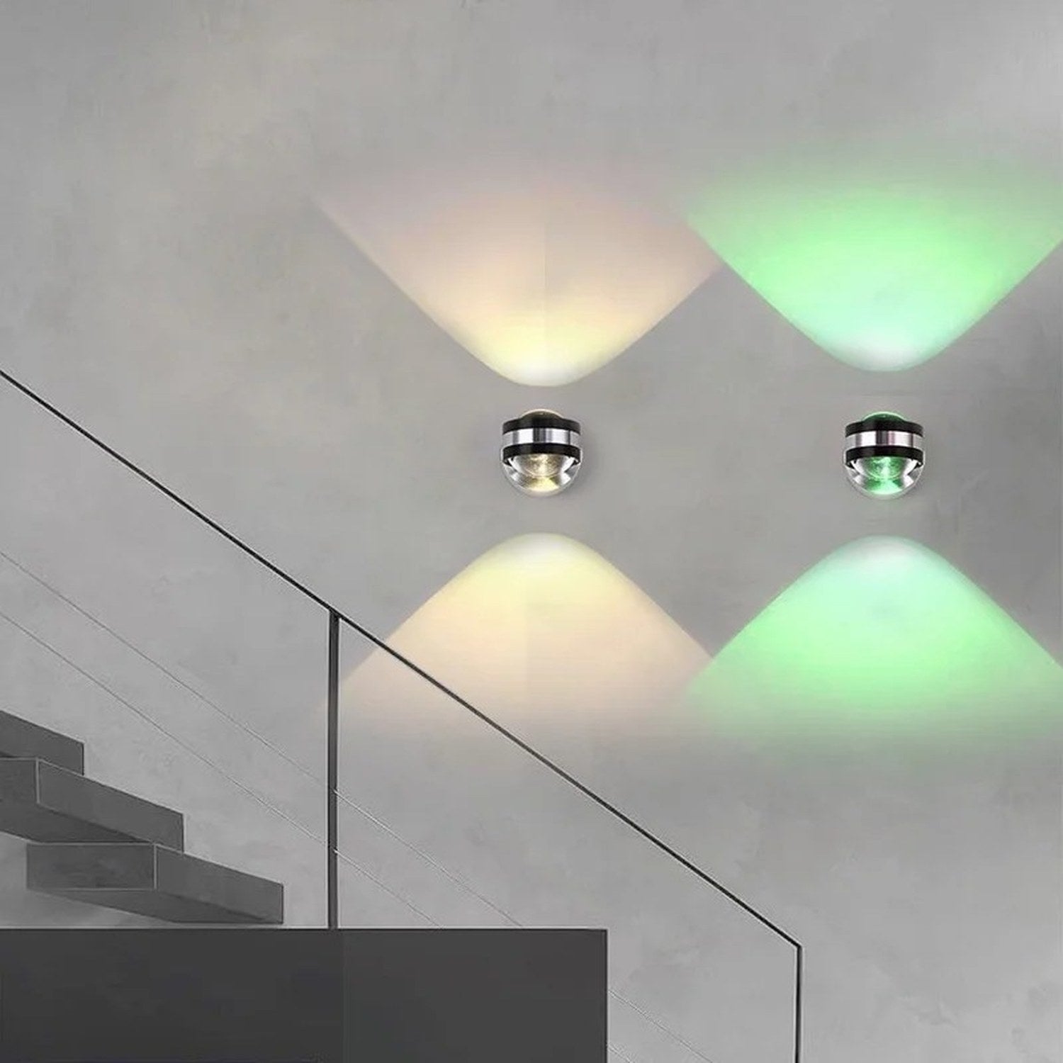 Deux appliques murales LED rondes chaude et verte près d'un escalier