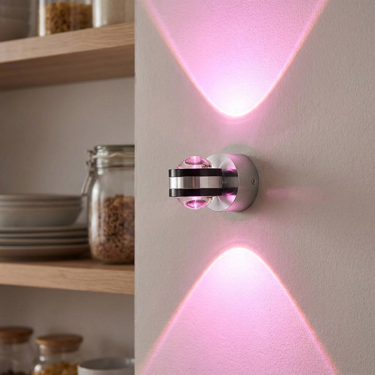 Applique murale LED ronde en lumière rose dans une cuisine