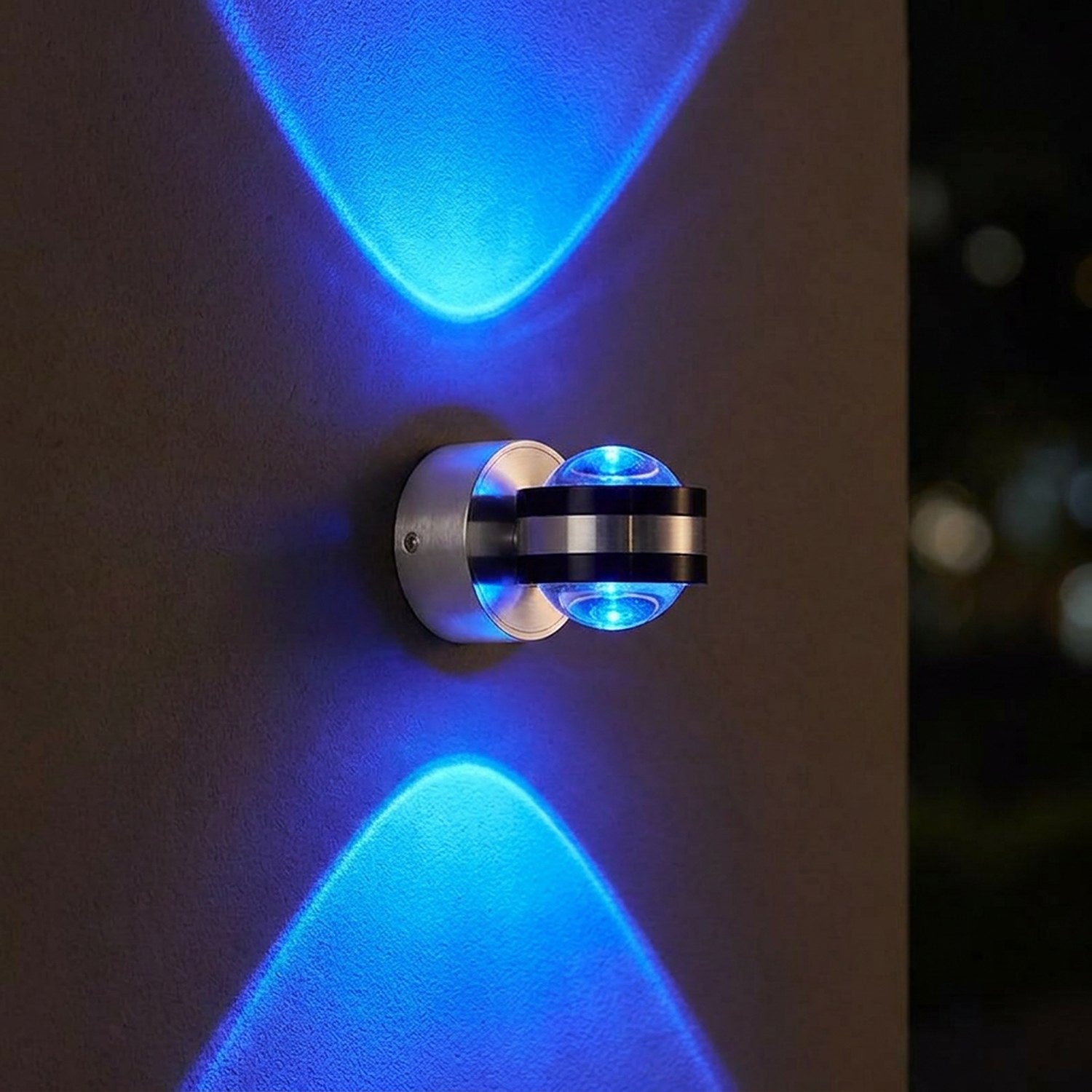 Applique murale LED ronde en lumière bleue allumée sur un mur sombre