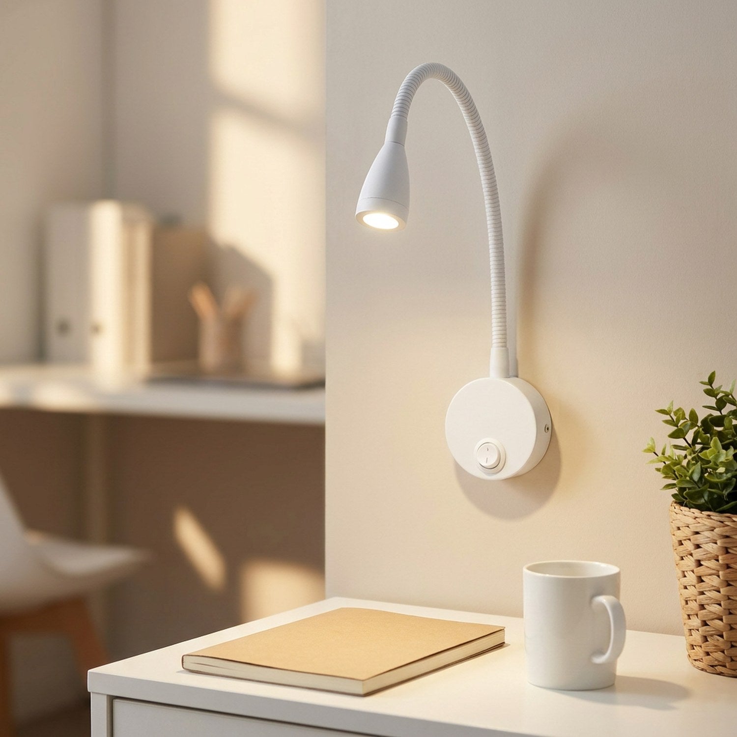 Applique murale liseuse blanche au-dessus d'un bureau avec plante et carnet