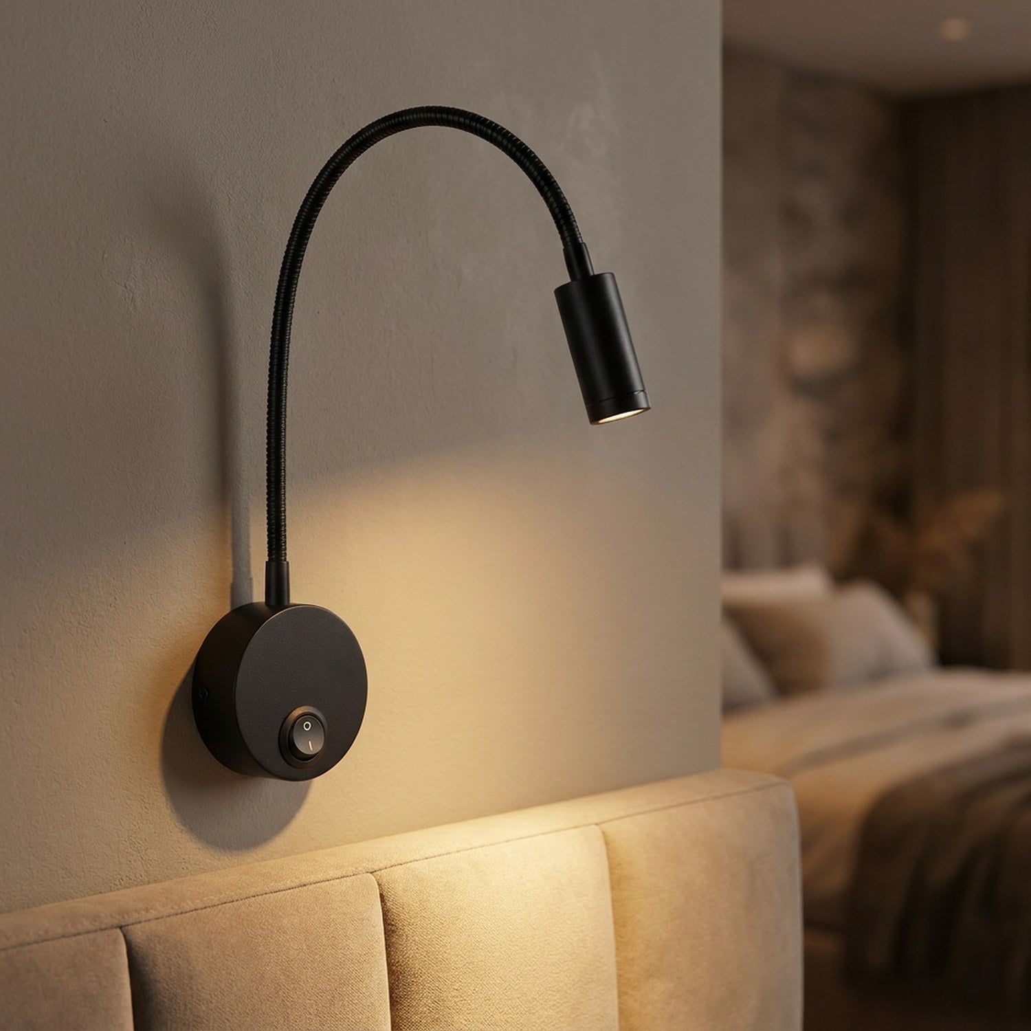 Applique murale liseuse LED noire à col de cygne flexible fixée près d'une tête de lit