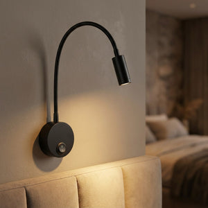 Applique murale liseuse LED noire à col de cygne flexible fixée près d'une tête de lit