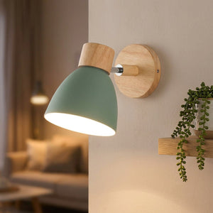 Applique murale nordique verte en bois et métal dans un salon