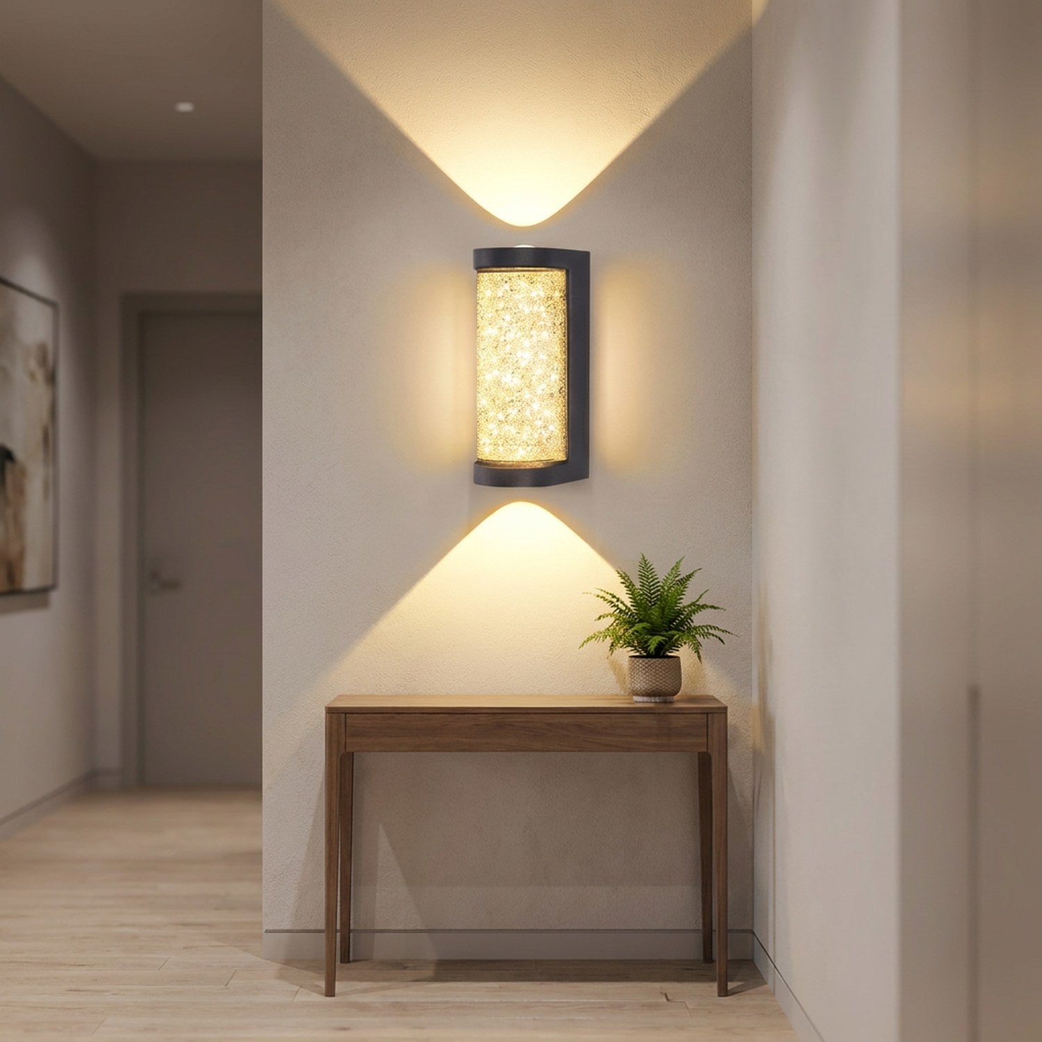 Applique murale effet cristal éclairant un couloir moderne avec console en bois