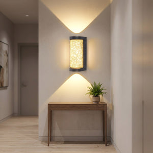 Applique murale effet cristal éclairant un couloir moderne avec console en bois