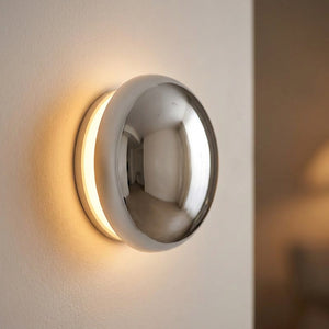 Applique murale ronde en finition argentée effet miroir avec halo lumineux chaud