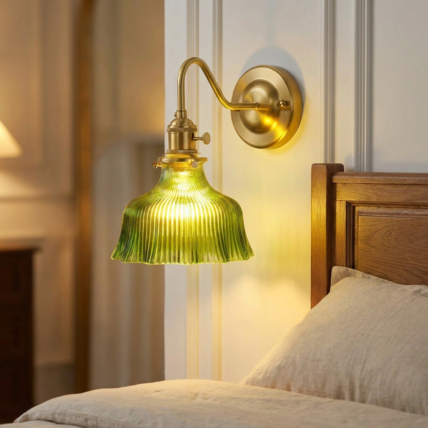 Applique murale laiton vintage dans une chambre à coucher, lumière chaude et douce