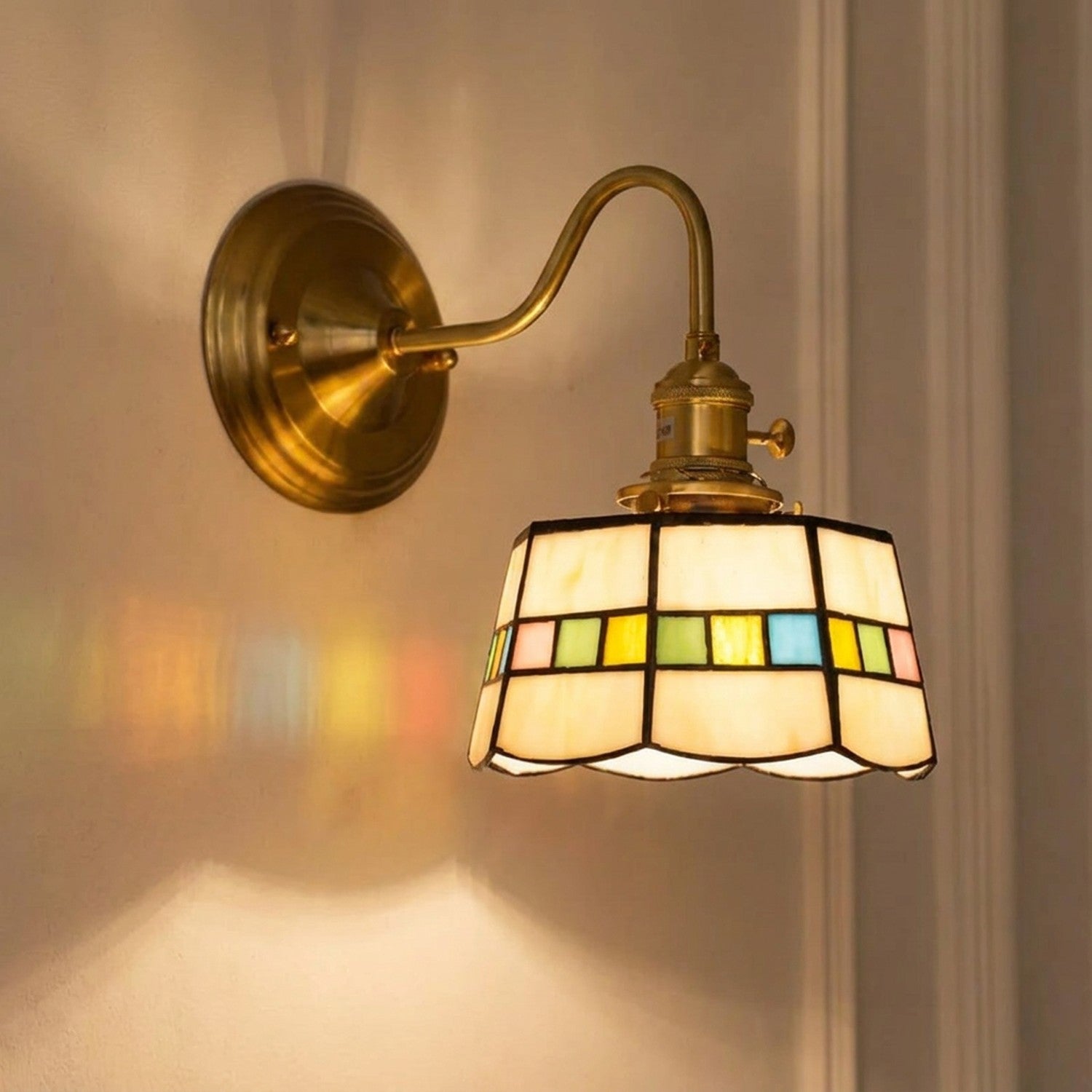 Applique murale laiton avec abat-jour en vitrail style Tiffany