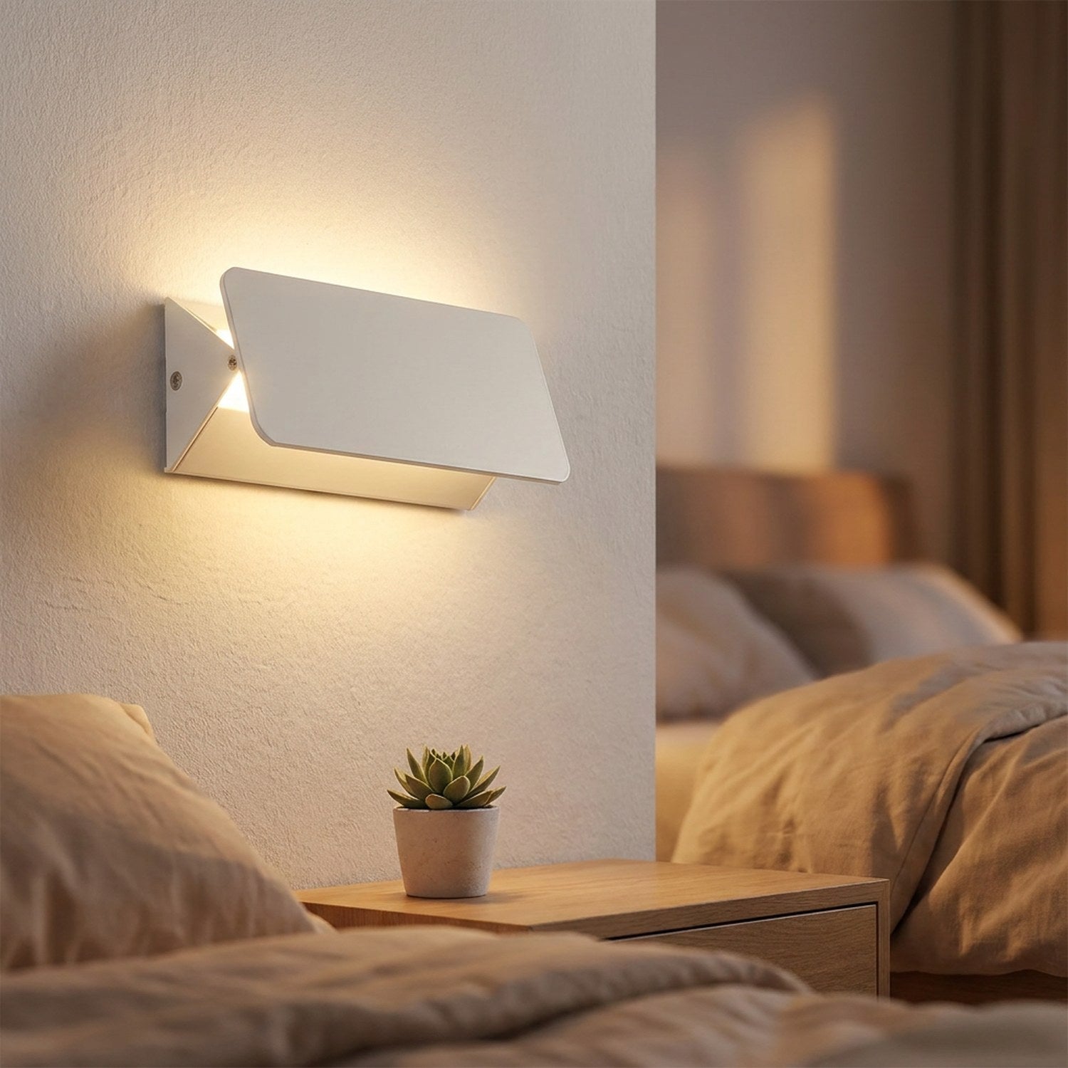 Applique murale LED blanche au dessus d'une table de chevet dans une chambre chaleureuse