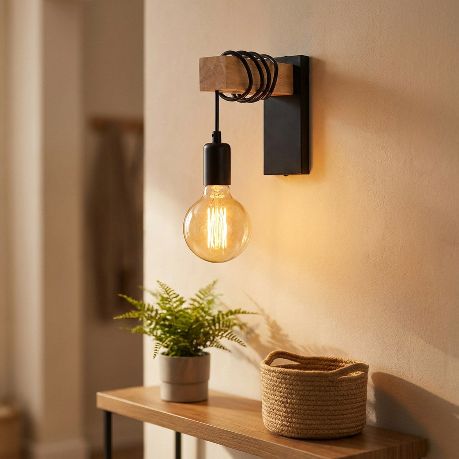 Applique murale industrielle en bois et métal noir avec ampoule suspendue allumée au-dessus d'une console d'entrée