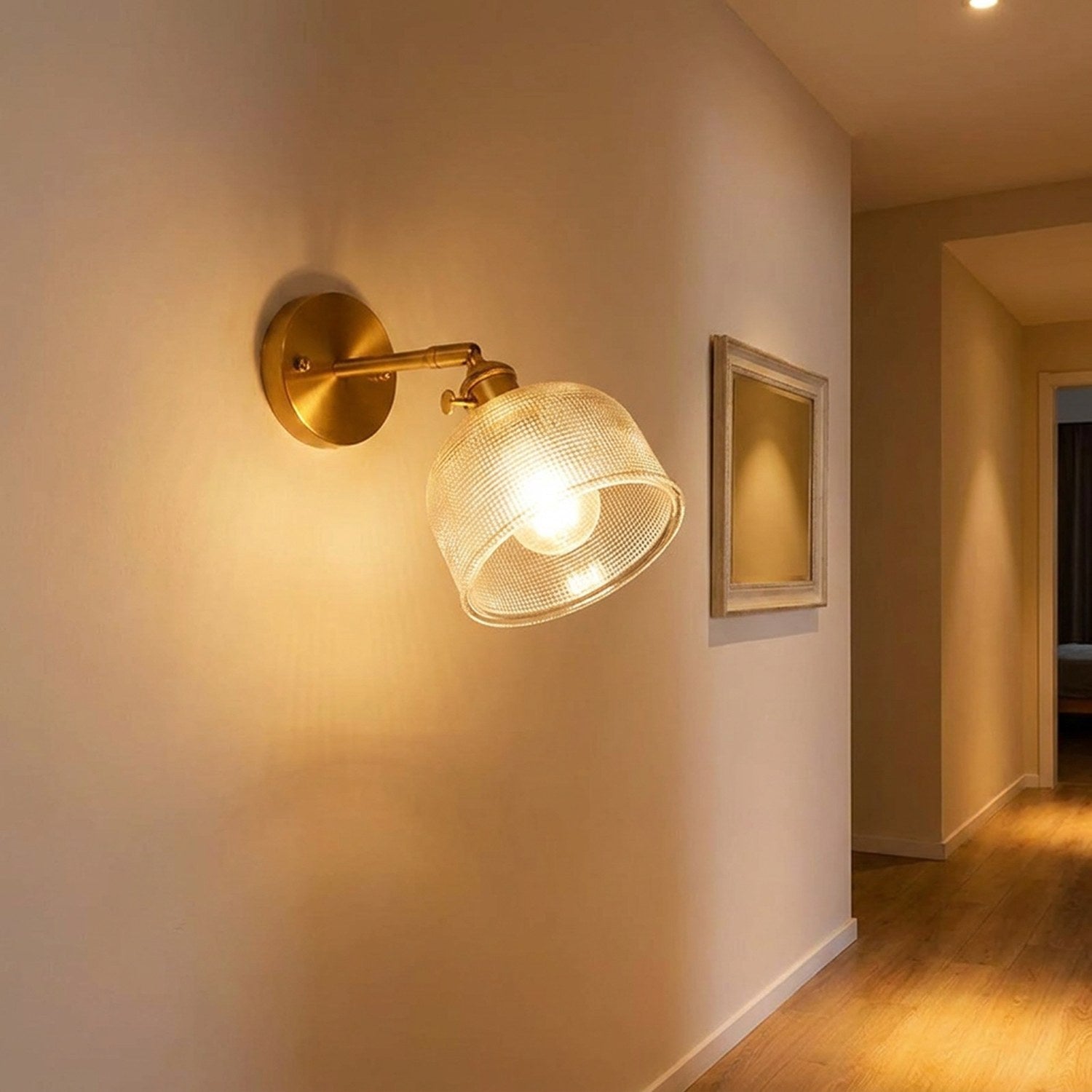 Applique murale verre prismatique laiton couloir parquet bois lumière dorée