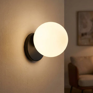 Applique murale boule de verre blanc opale au socle noir