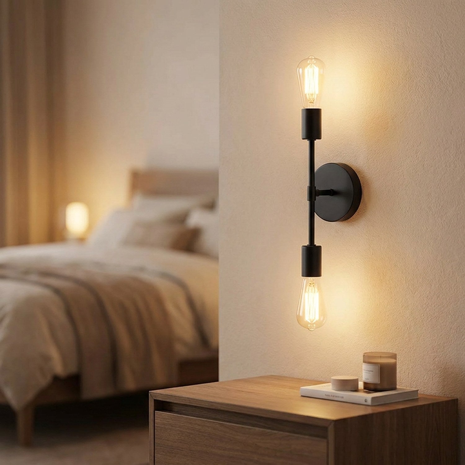 Applique murale noire au design épuré et minimaliste montée sur un mur avec une lumière chaude diffuse