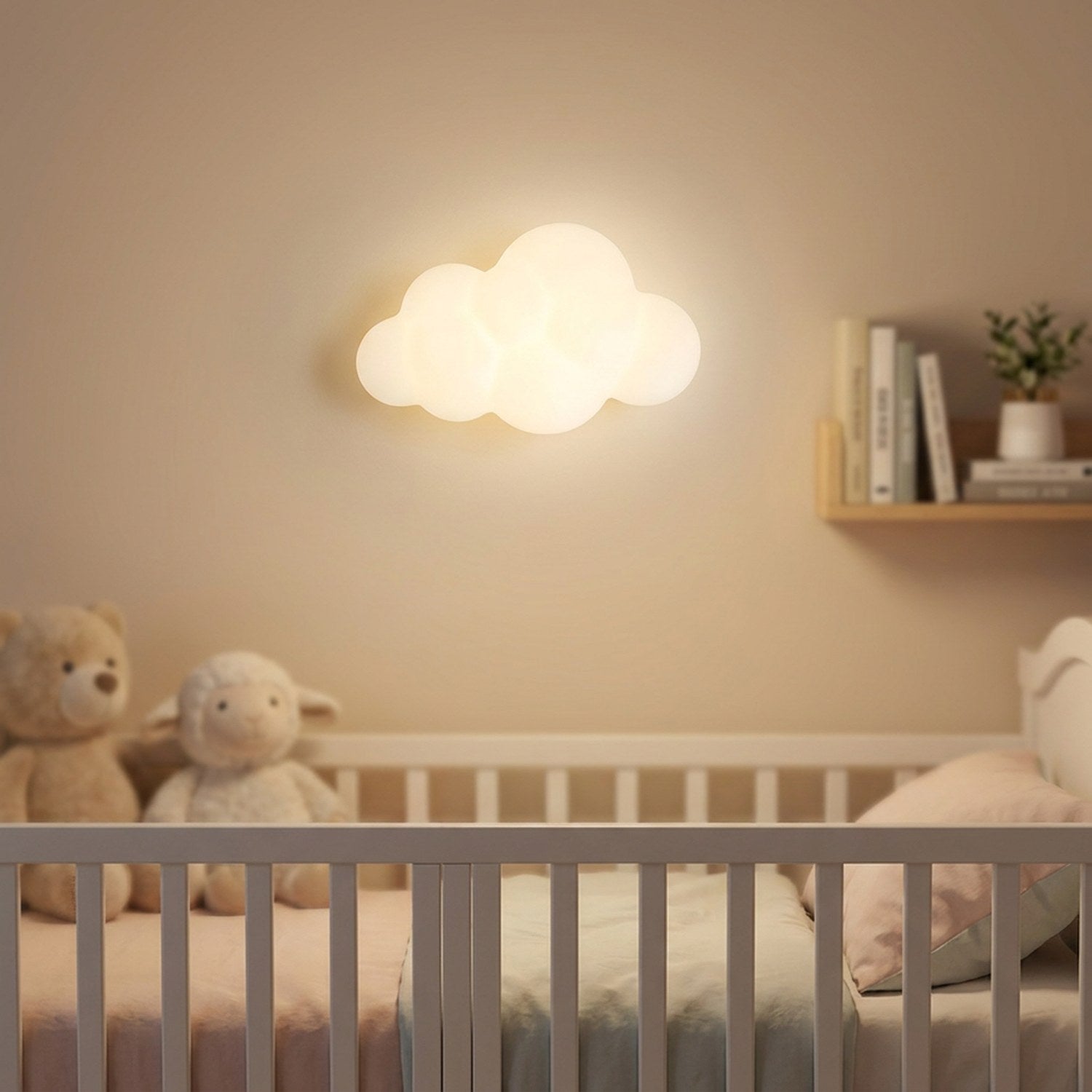 Applique murale nuage allumée au-dessus d'un berceau dans une chambre de bébé douce
