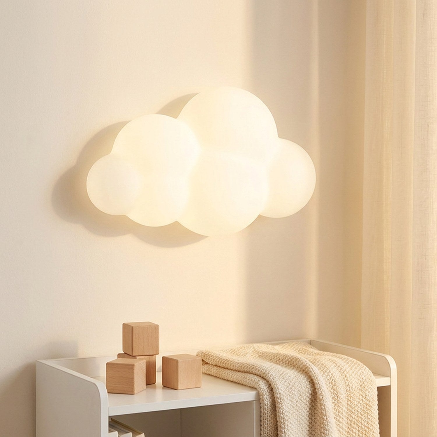 Applique murale nuage allumée au dessus d'une étagère basse avec cubes en bois