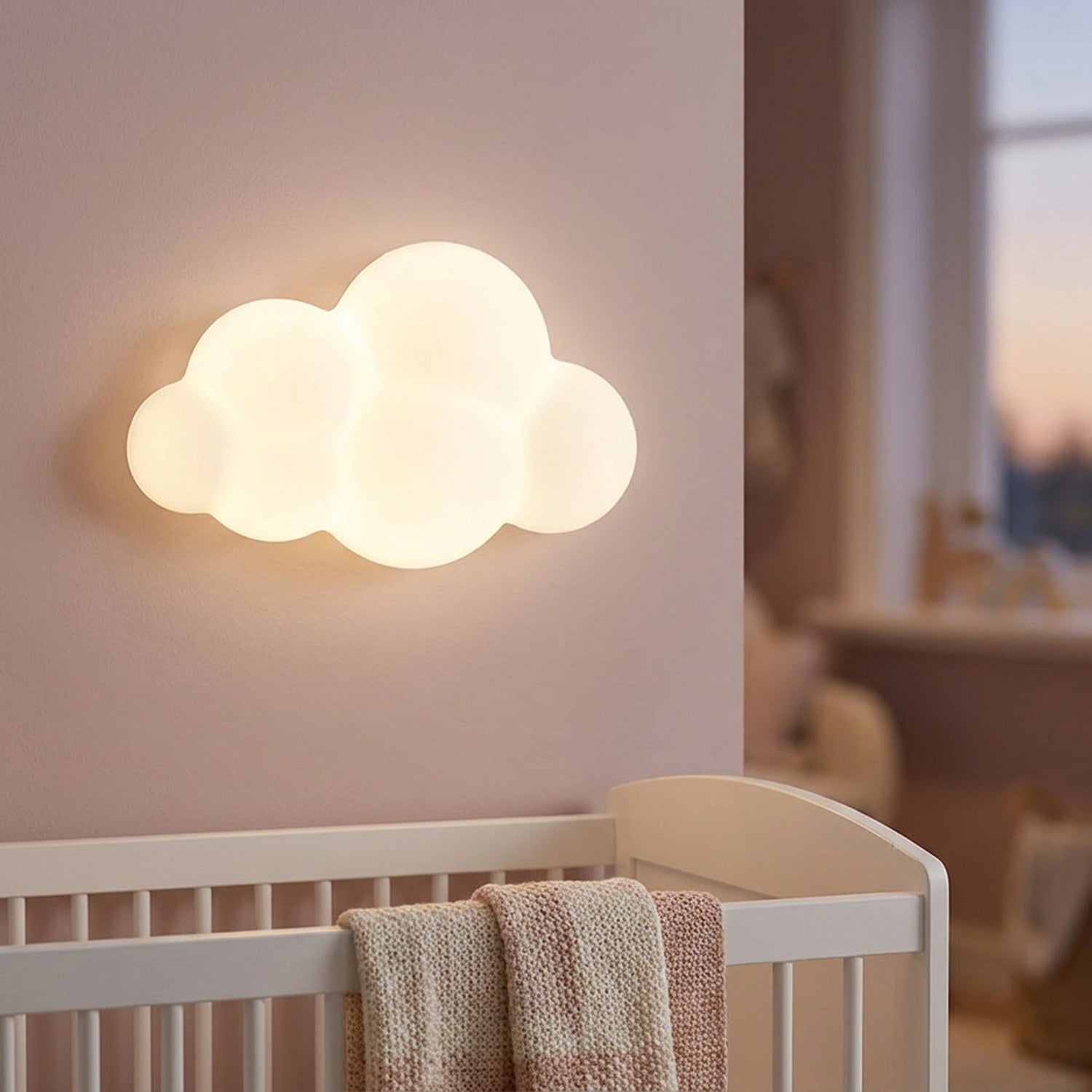 Applique murale nuage allumée dans une chambre de bébé au dessus d'un lit à barreaux