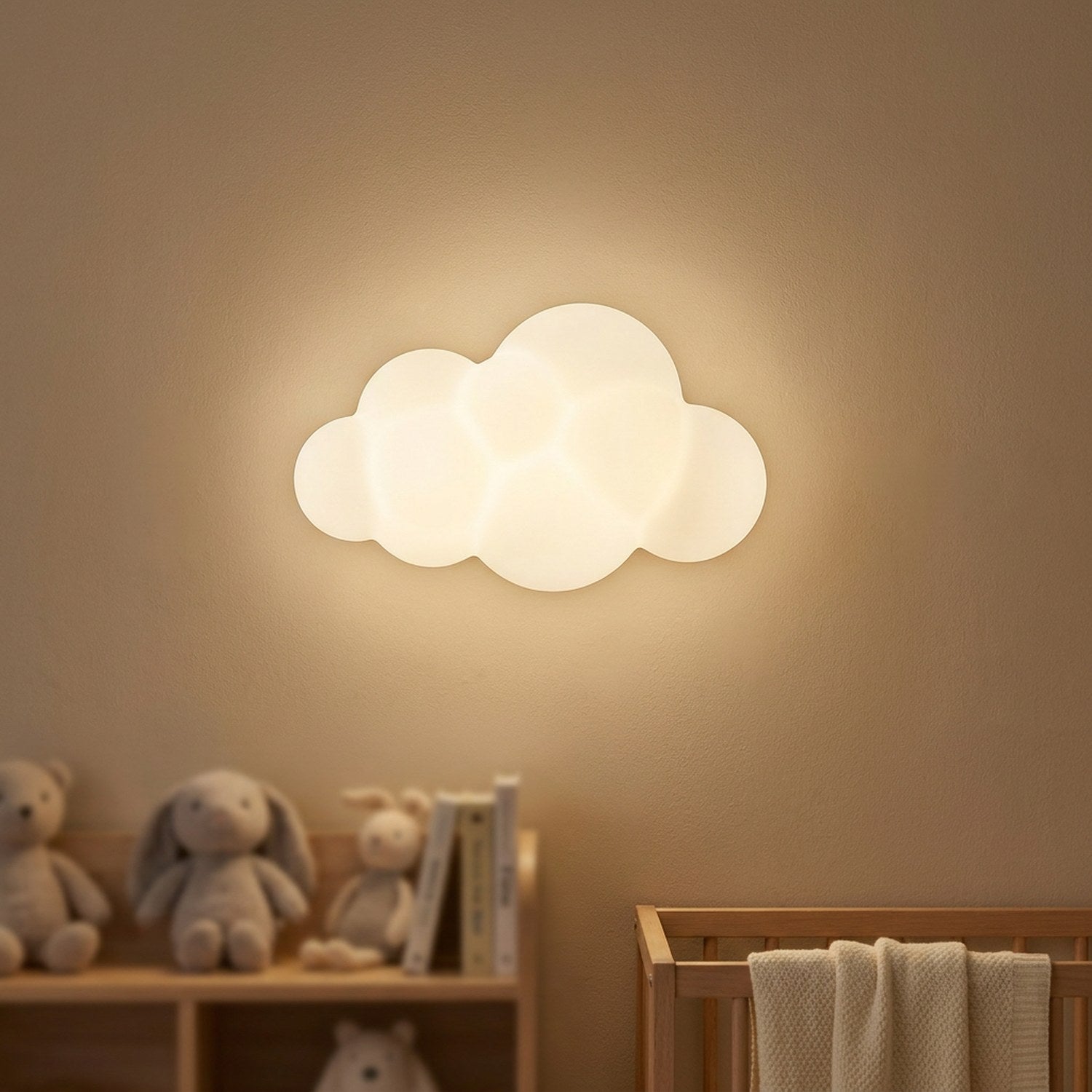 Applique murale en forme de nuage rebondi diffusant une lumière chaude sur le mur d'une chambre d'enfant