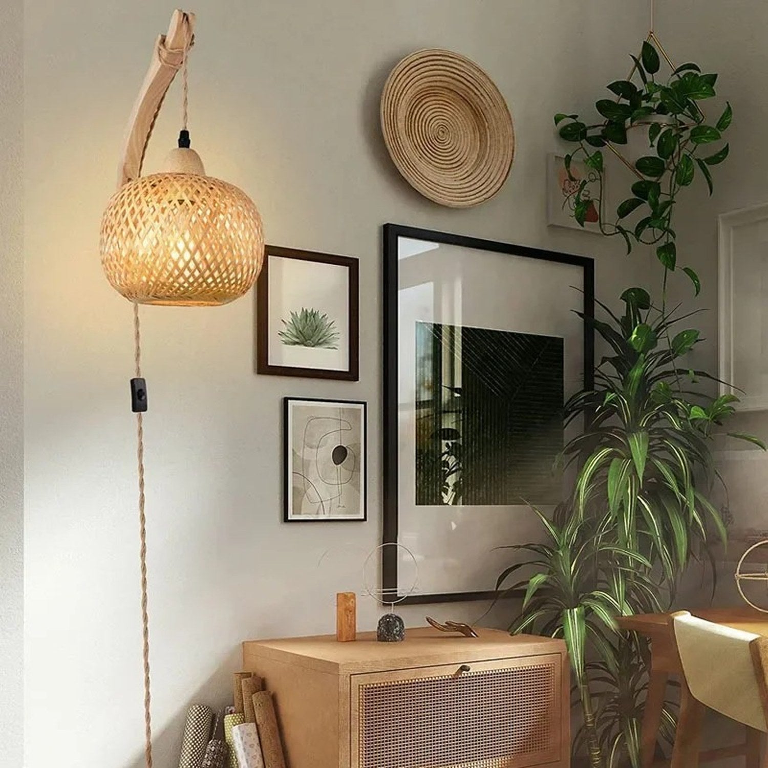 Applique murale en rotin dans un salon bohème avec cadres et plantes
