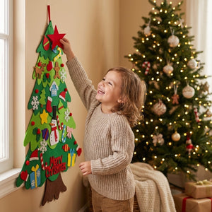 Petite fille souriante plaçant une étoile rouge en feutre sur l arbre de Noël DIY accroché au mur du salon