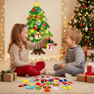 Deux enfants assis sur un tapis triant les 32 ornements en feutre colorés devant l arbre de Noël DIY