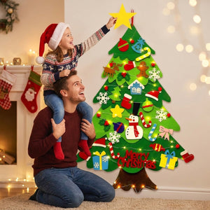 Père portant sa fille sur ses épaules pour placer l étoile au sommet de l arbre de Noël en feutre