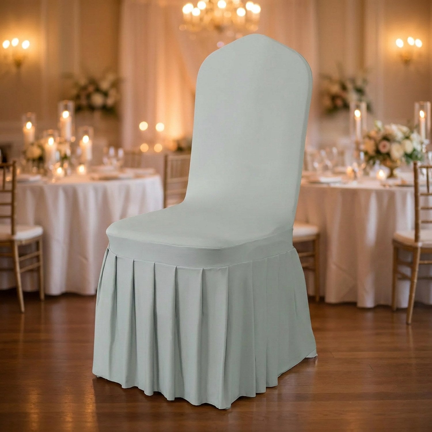 Housse de chaise argentée à jupe plissée